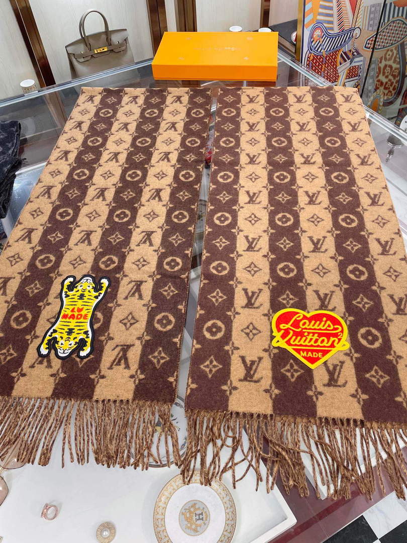 LV M70517 Louis Vuitton Petit Damier Scarf  L60161
