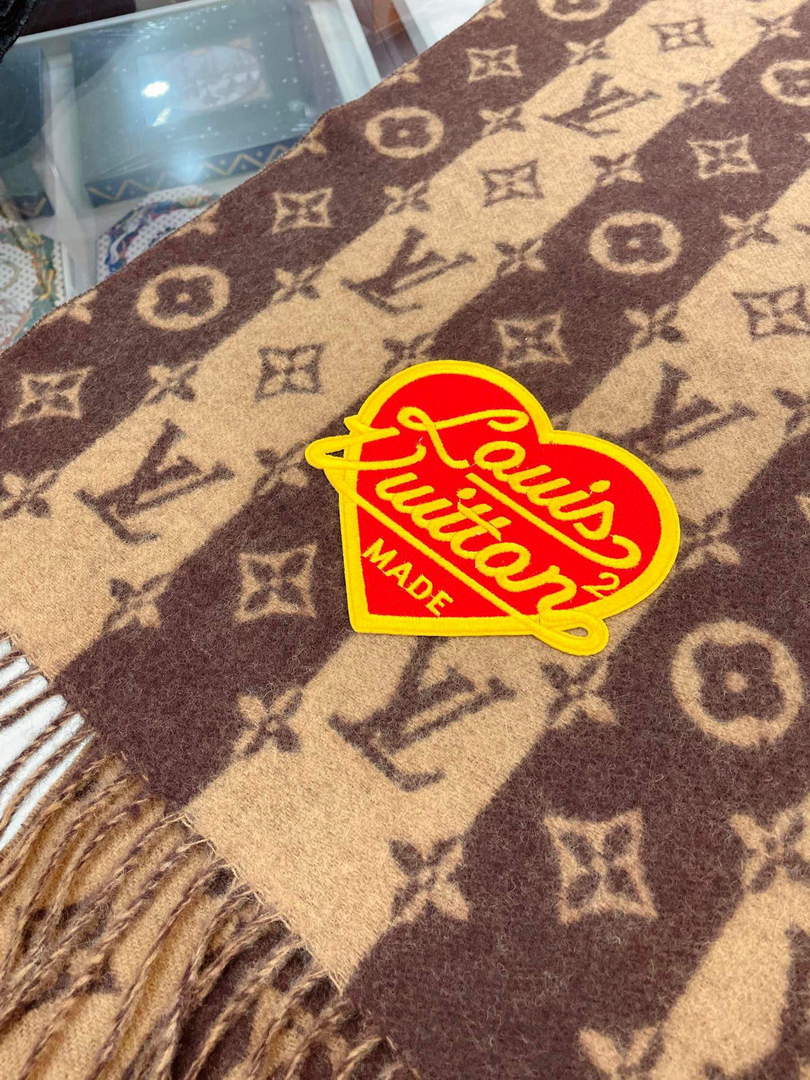 LV M70517 Louis Vuitton Petit Damier Scarf  L60161