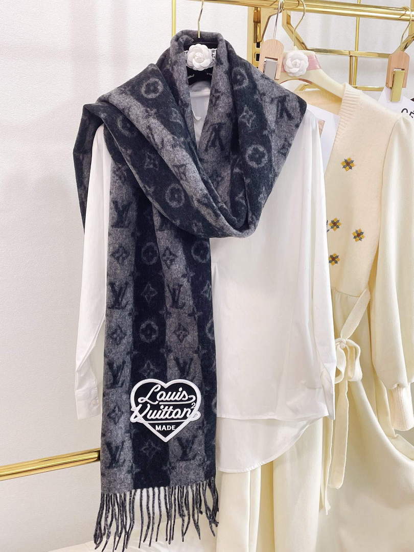 LV M70517 Louis Vuitton Petit Damier Scarf  L60162