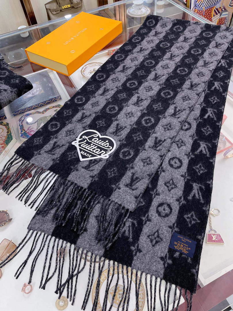 LV M70517 Louis Vuitton Petit Damier Scarf  L60162