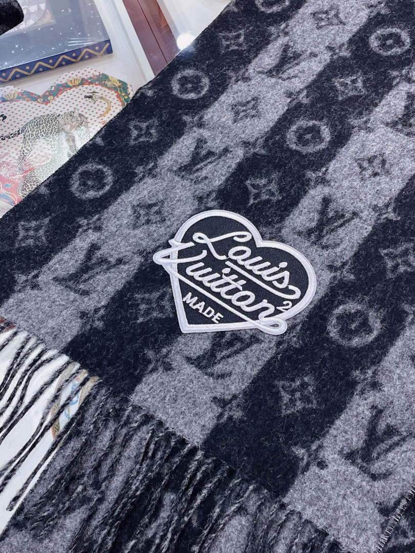LV M70517 Louis Vuitton Petit Damier Scarf  L60162