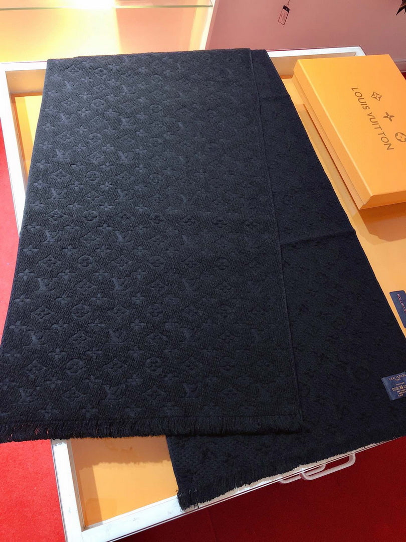 LV M70520 Louis Vuitton Monogram Classic Scarf L39036
