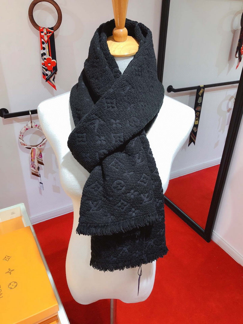LV M70520 Louis Vuitton Monogram Classic Scarf L39036