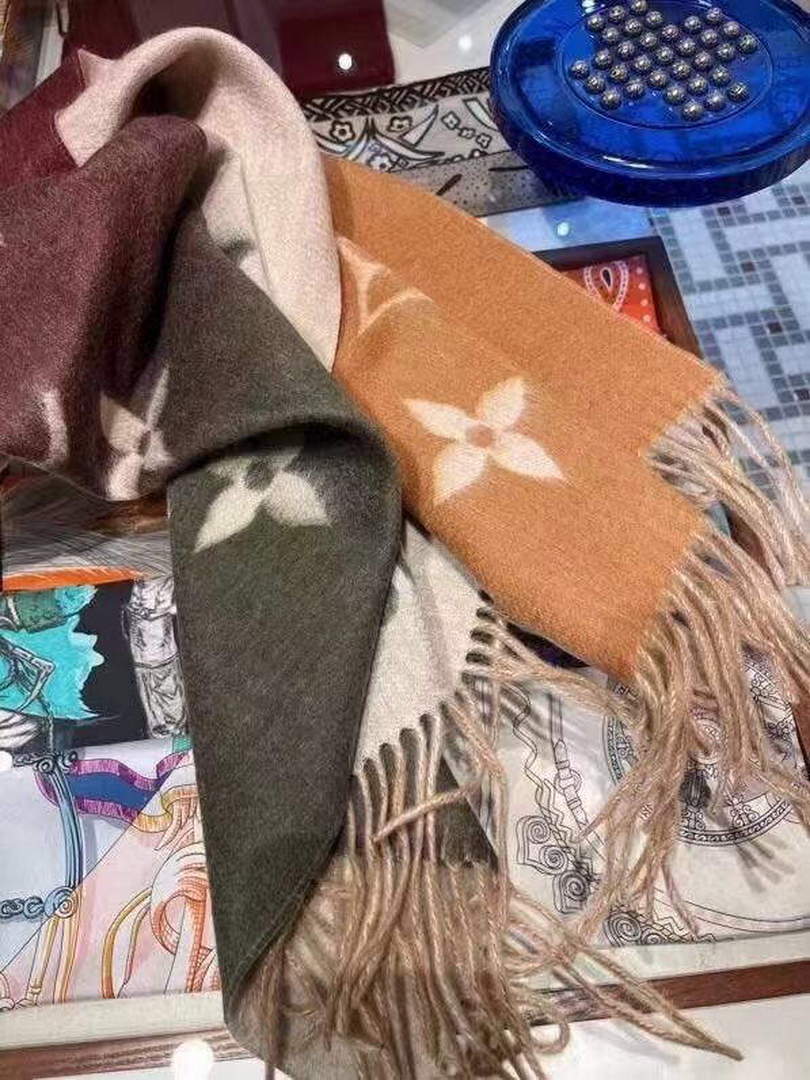 LV M70868 Louis Vuitton Reykjavik Gradient Scarf L60169