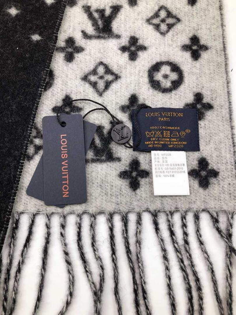 LV M70924 Louis Vuitton Monogram Split Scarf L60151