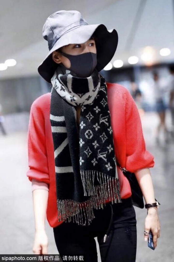 LV M70924 Louis Vuitton Monogram Split Scarf L60149