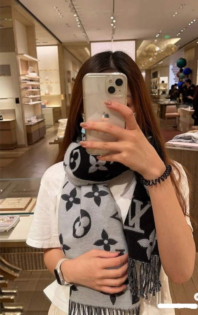 LV M71040 Louis Vuitton Reykjavik Scarf L60130