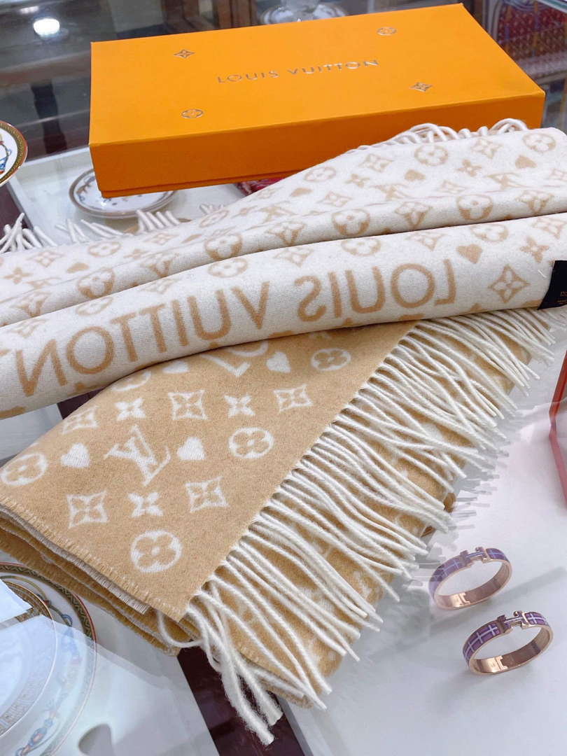 LV M76900 Louis Vuitton Scarves Game On Scarf L38938