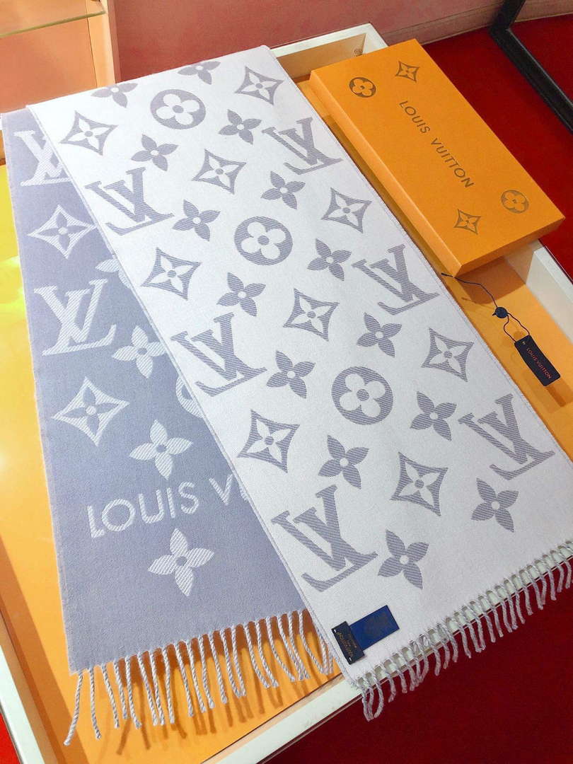 LV M77727 Louis Vuitton LV Essential Scarf  L60216