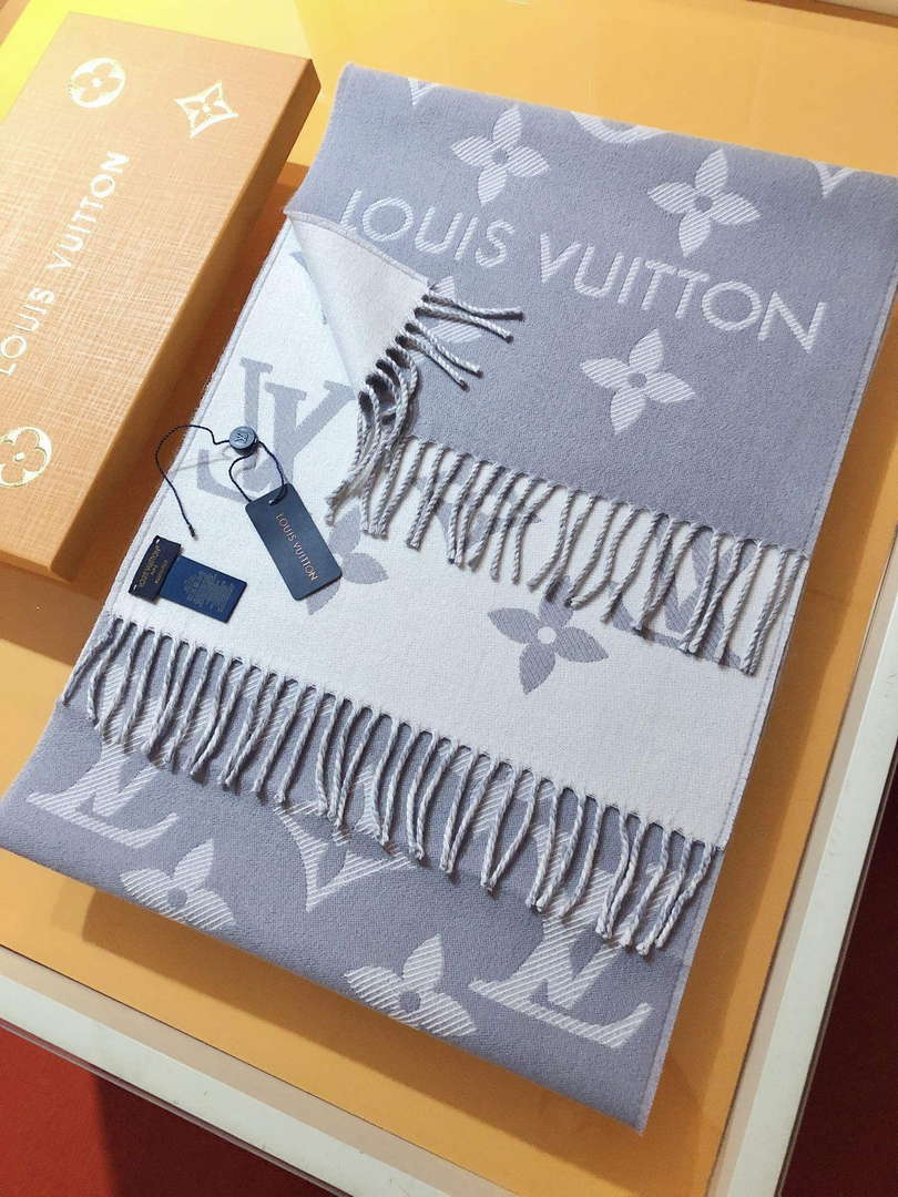 LV M77727 Louis Vuitton LV Essential Scarf  L60216