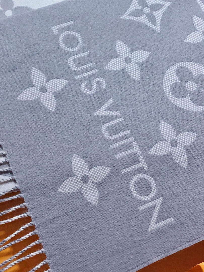 LV M77727 Louis Vuitton LV Essential Scarf  L60216