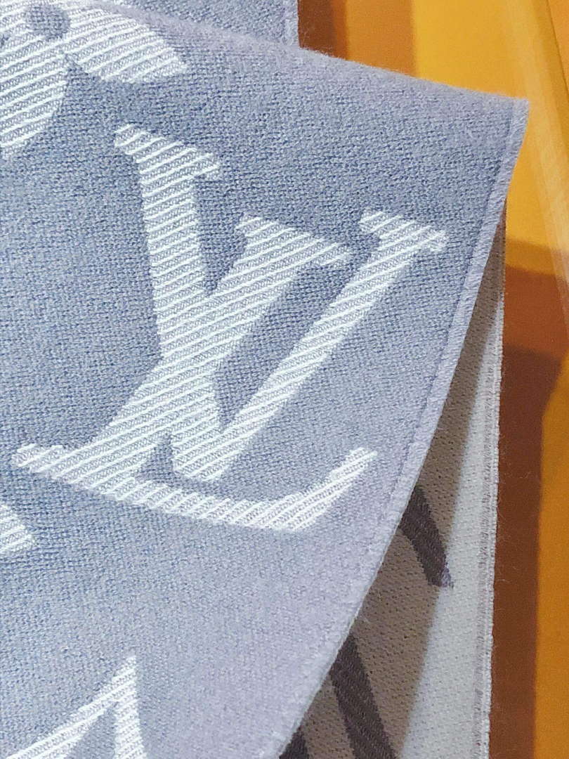 LV M77727 Louis Vuitton LV Essential Scarf  L60216