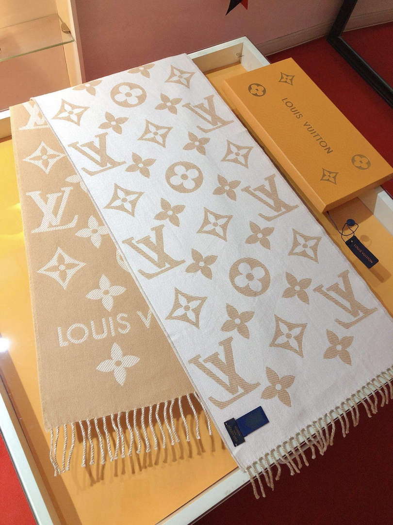 LV M77728 Louis Vuitton LV Essential Scarf  L60217