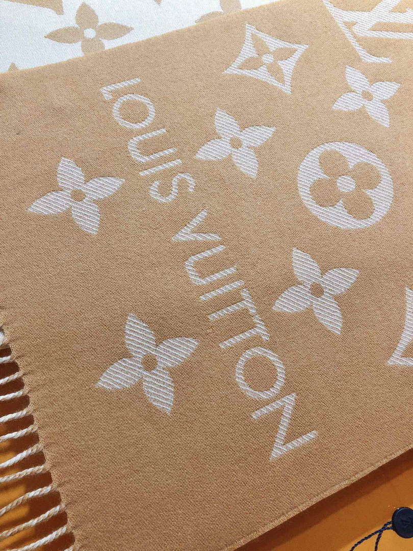 LV M77728 Louis Vuitton LV Essential Scarf  L60217