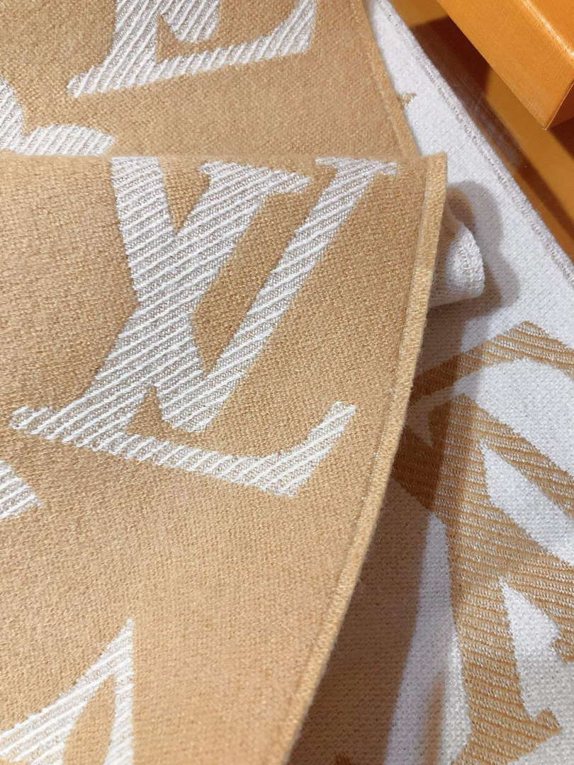 LV M77728 Louis Vuitton LV Essential Scarf  L60217