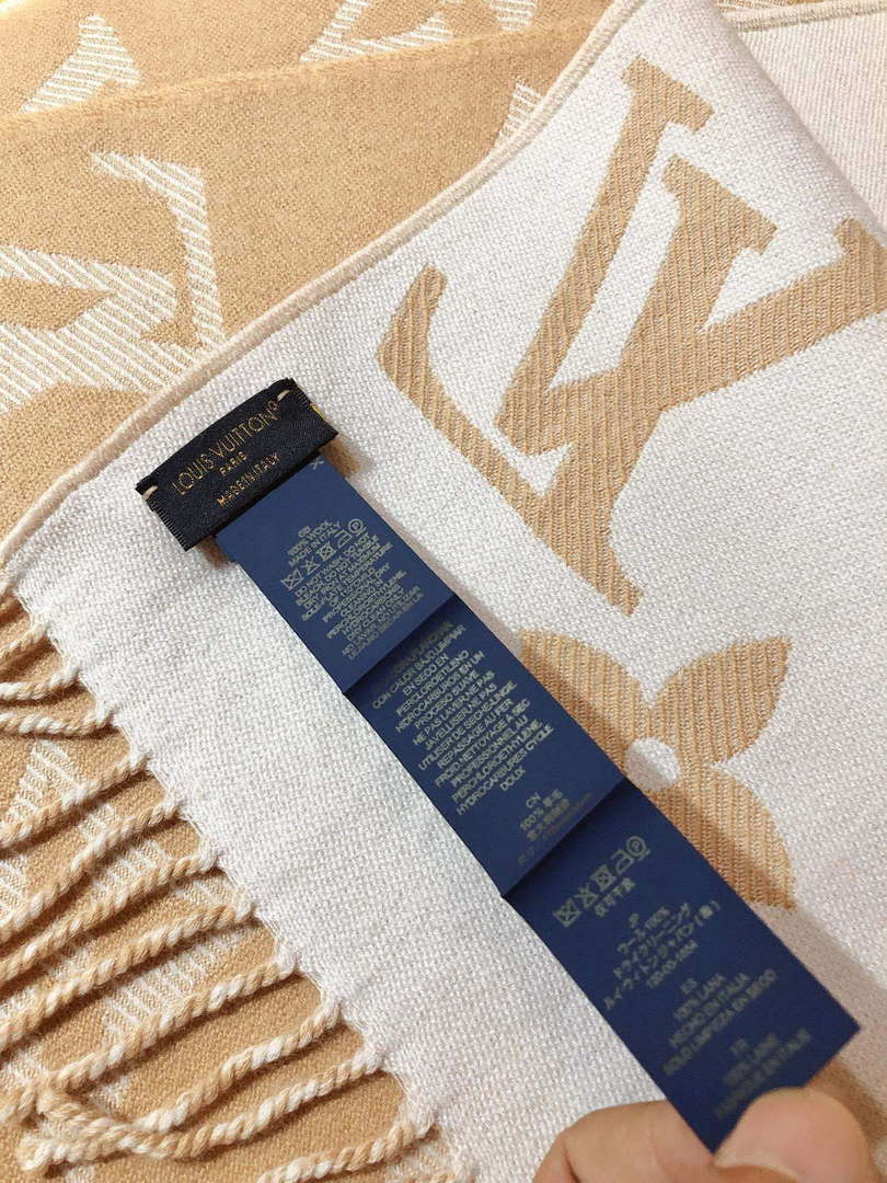 LV M77728 Louis Vuitton LV Essential Scarf  L60217