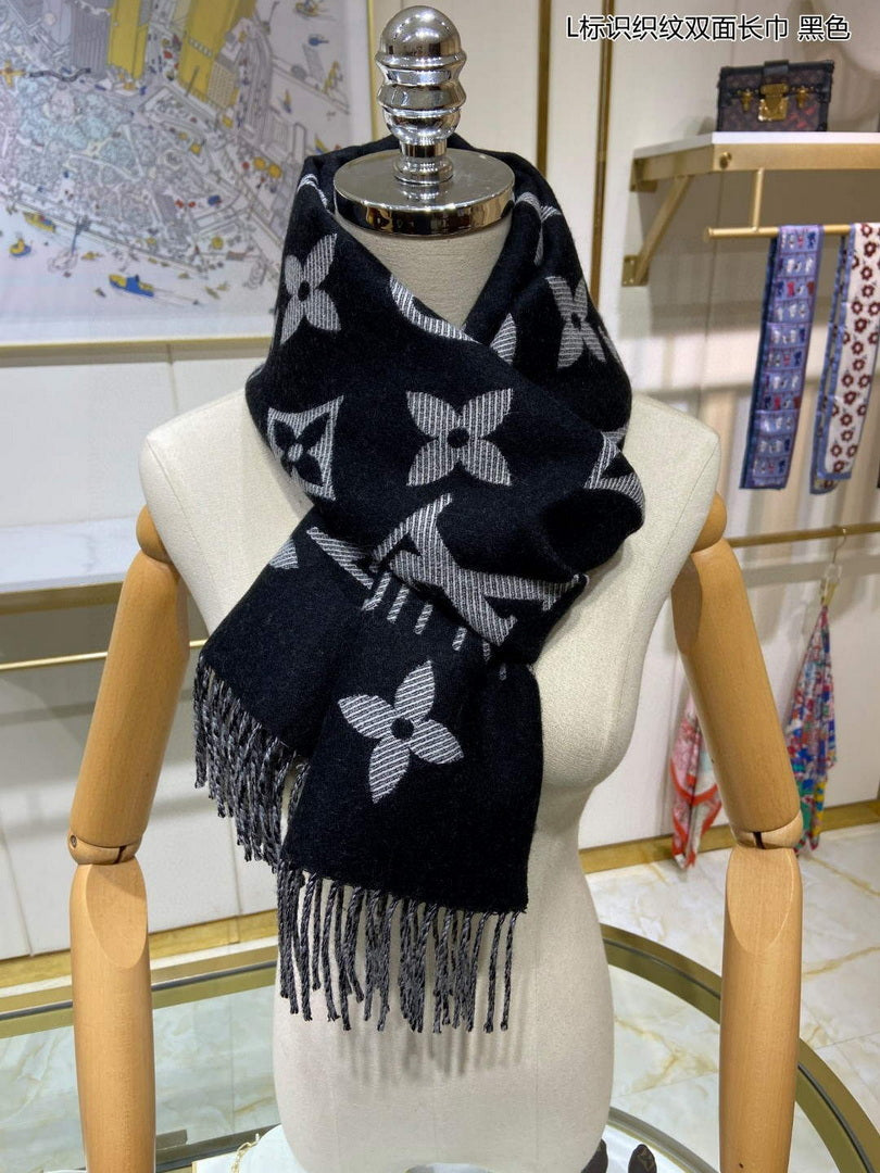 LV M77729 Louis Vuitton LV Essential Scarf  L60193