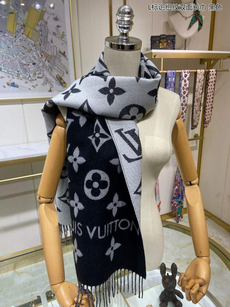LV M77729 Louis Vuitton LV Essential Scarf  L60193