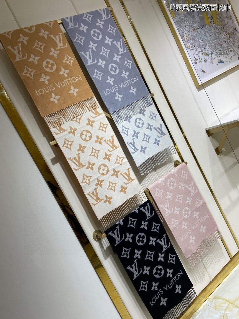 LV M77729 Louis Vuitton LV Essential Scarf  L60195