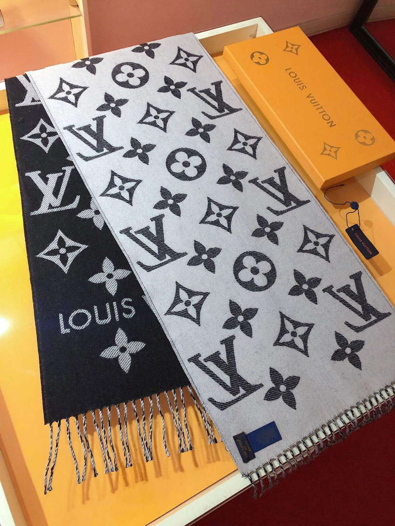 LV M77853 Louis Vuitton LV Essential Scarf  L60218