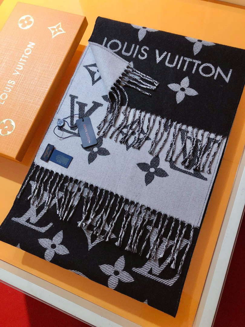 LV M77853 Louis Vuitton LV Essential Scarf  L60218