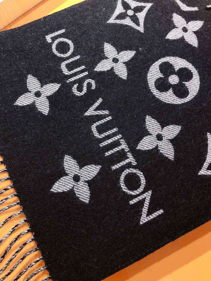 LV M77853 Louis Vuitton LV Essential Scarf  L60218