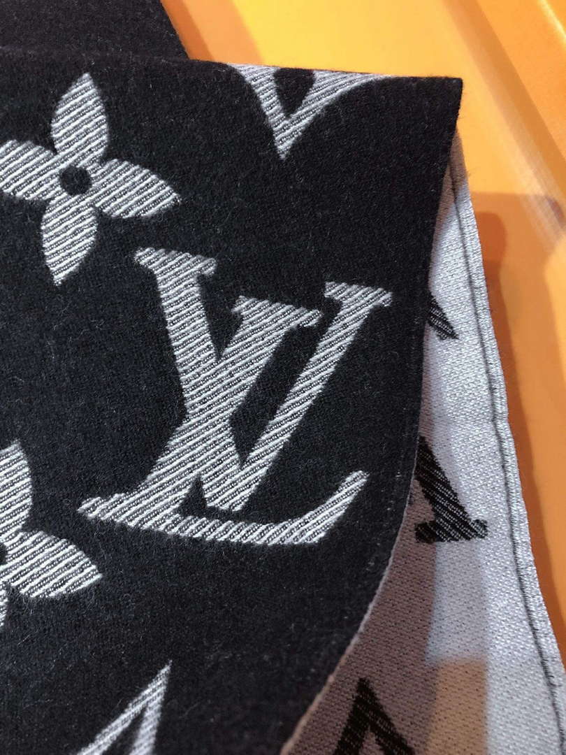 LV M77853 Louis Vuitton LV Essential Scarf  L60218