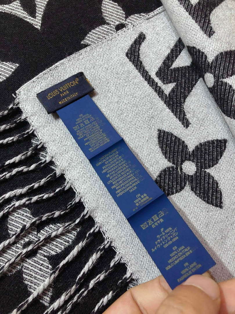 LV M77853 Louis Vuitton LV Essential Scarf  L60218
