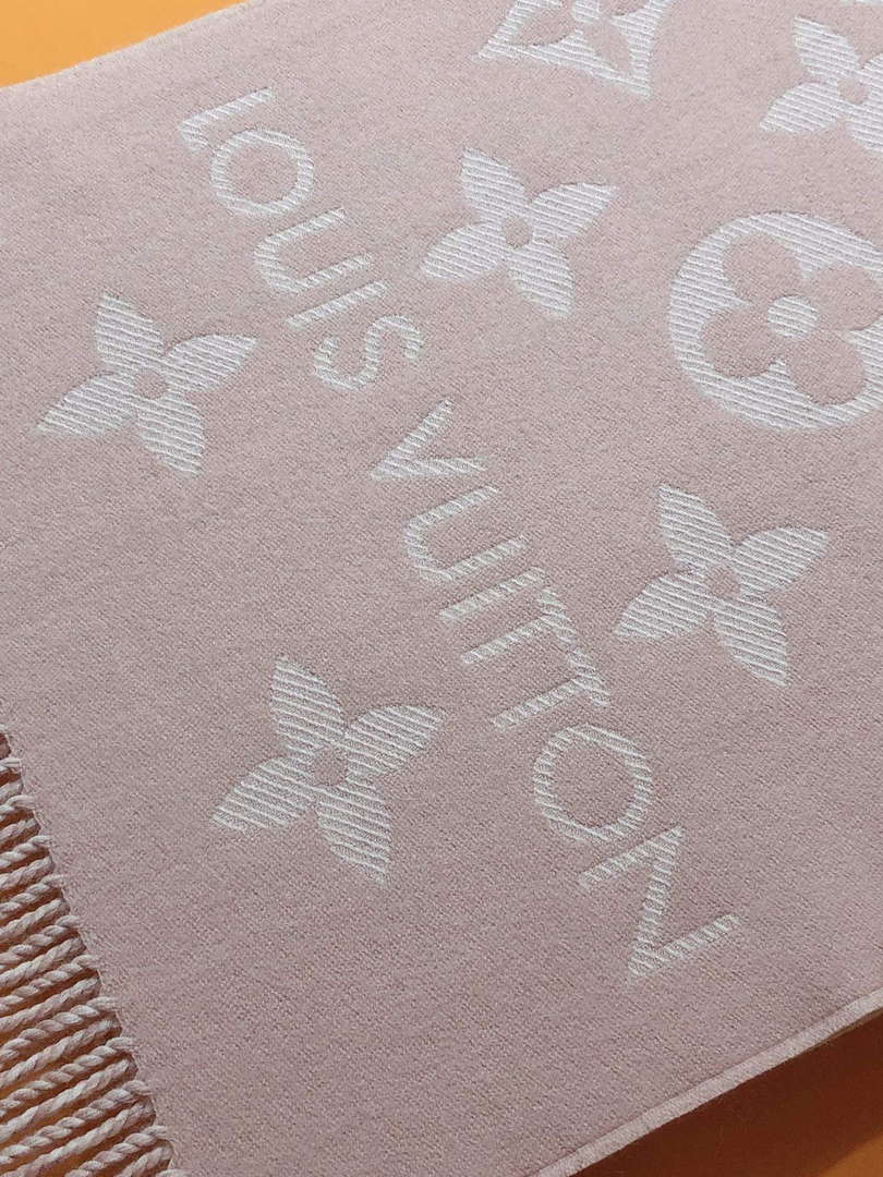 LV M77854 Louis Vuitton LV Essential Scarf  L60215