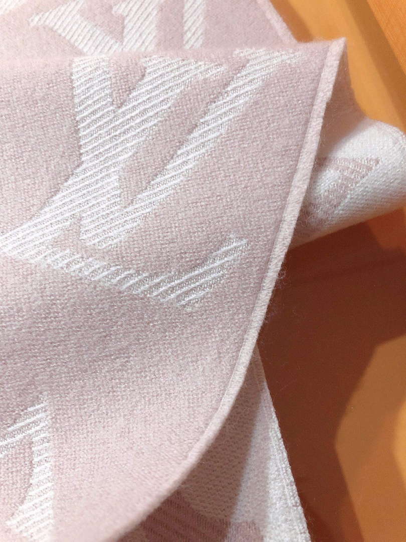 LV M77854 Louis Vuitton LV Essential Scarf  L60215