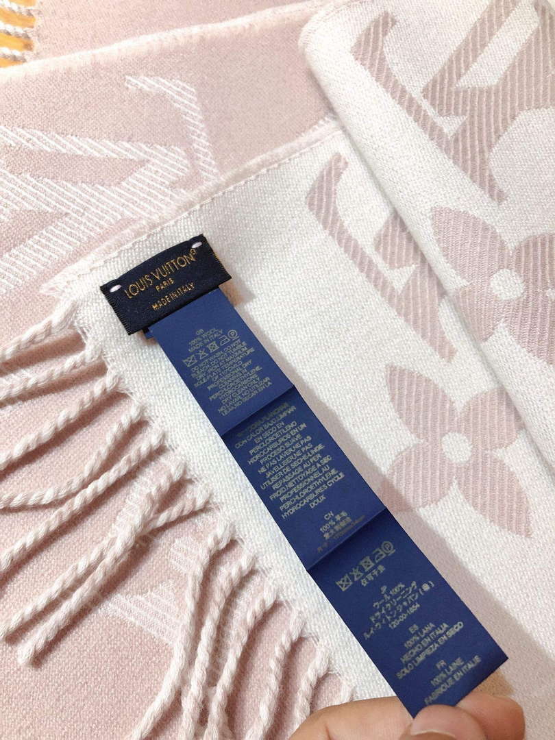 LV M77854 Louis Vuitton LV Essential Scarf  L60215