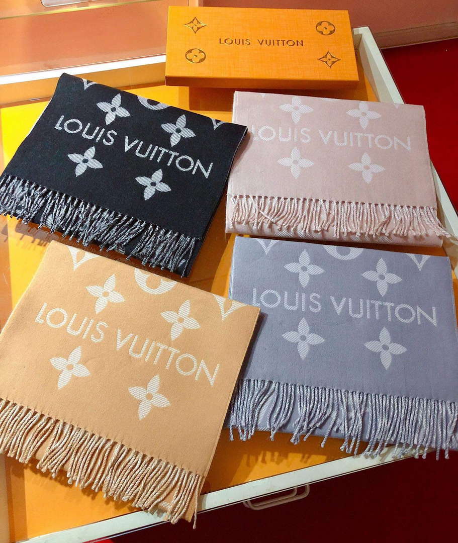 LV M77854 Louis Vuitton LV Essential Scarf  L60215