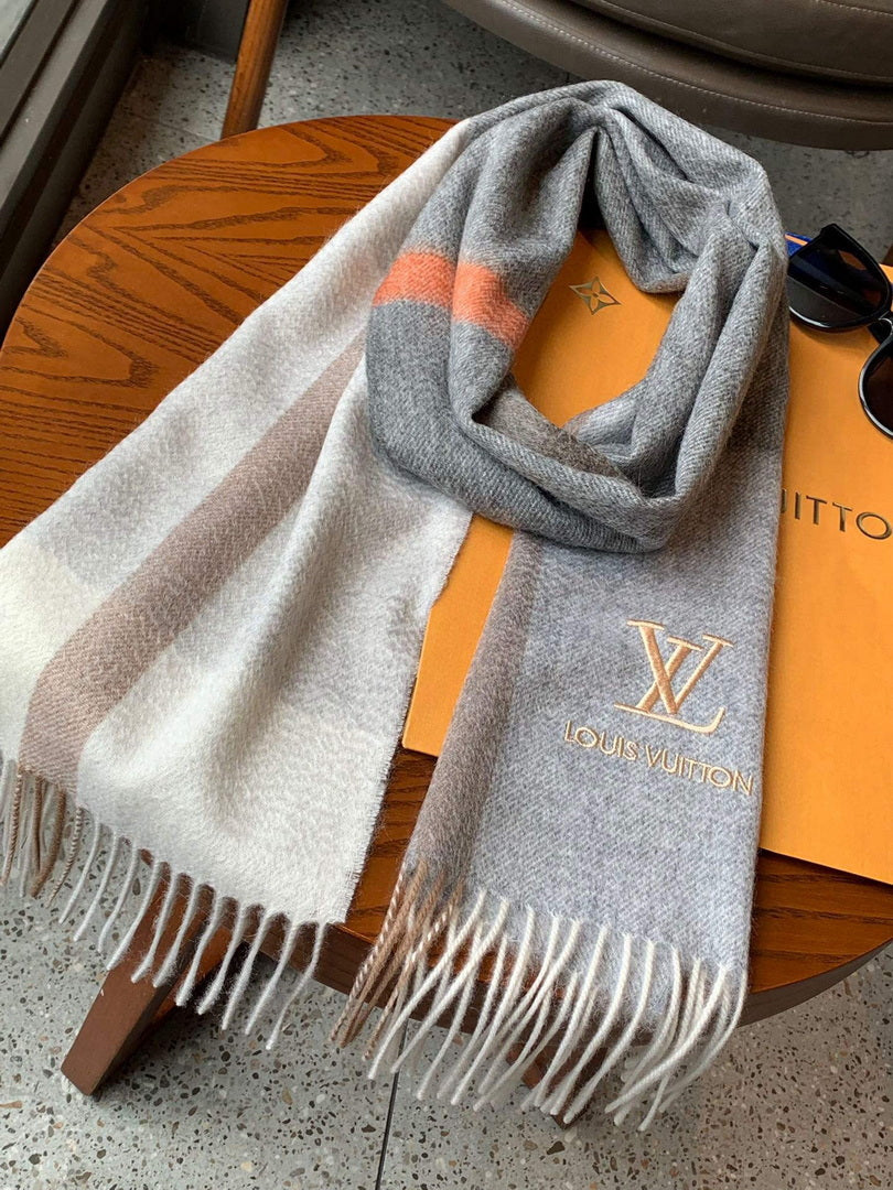 LV M77935 Louis Vuitton LV Varsity Scarf L60213