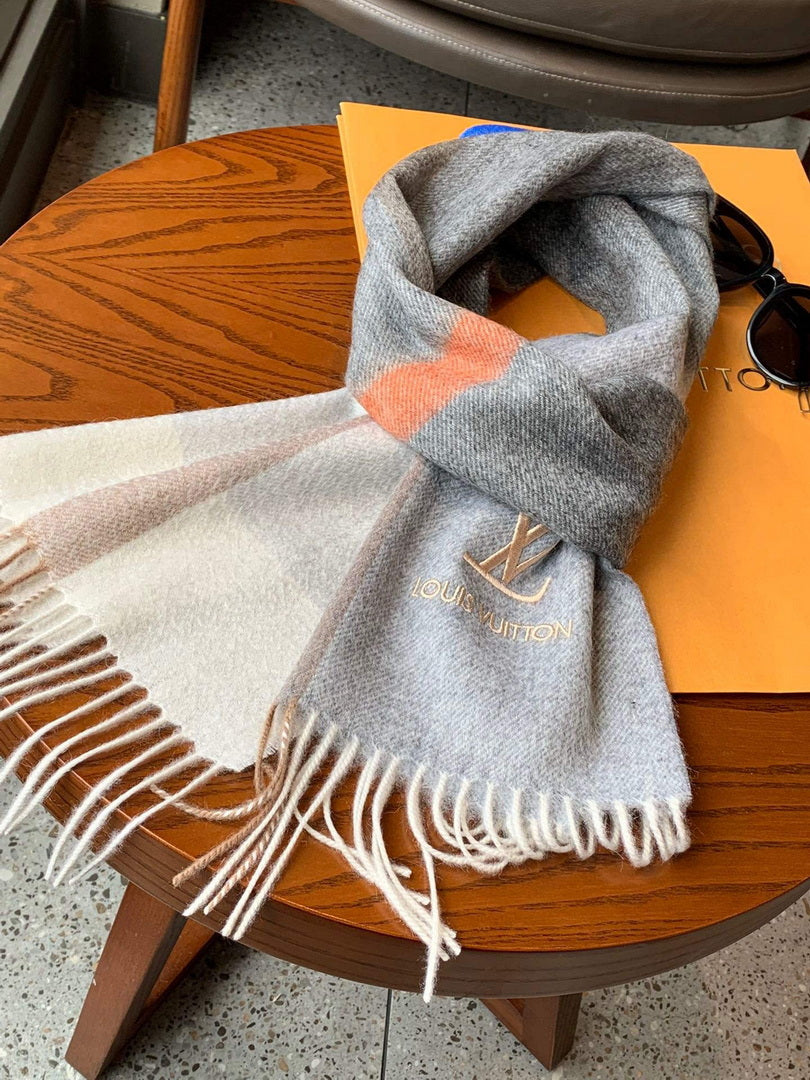 LV M77935 Louis Vuitton LV Varsity Scarf L60213