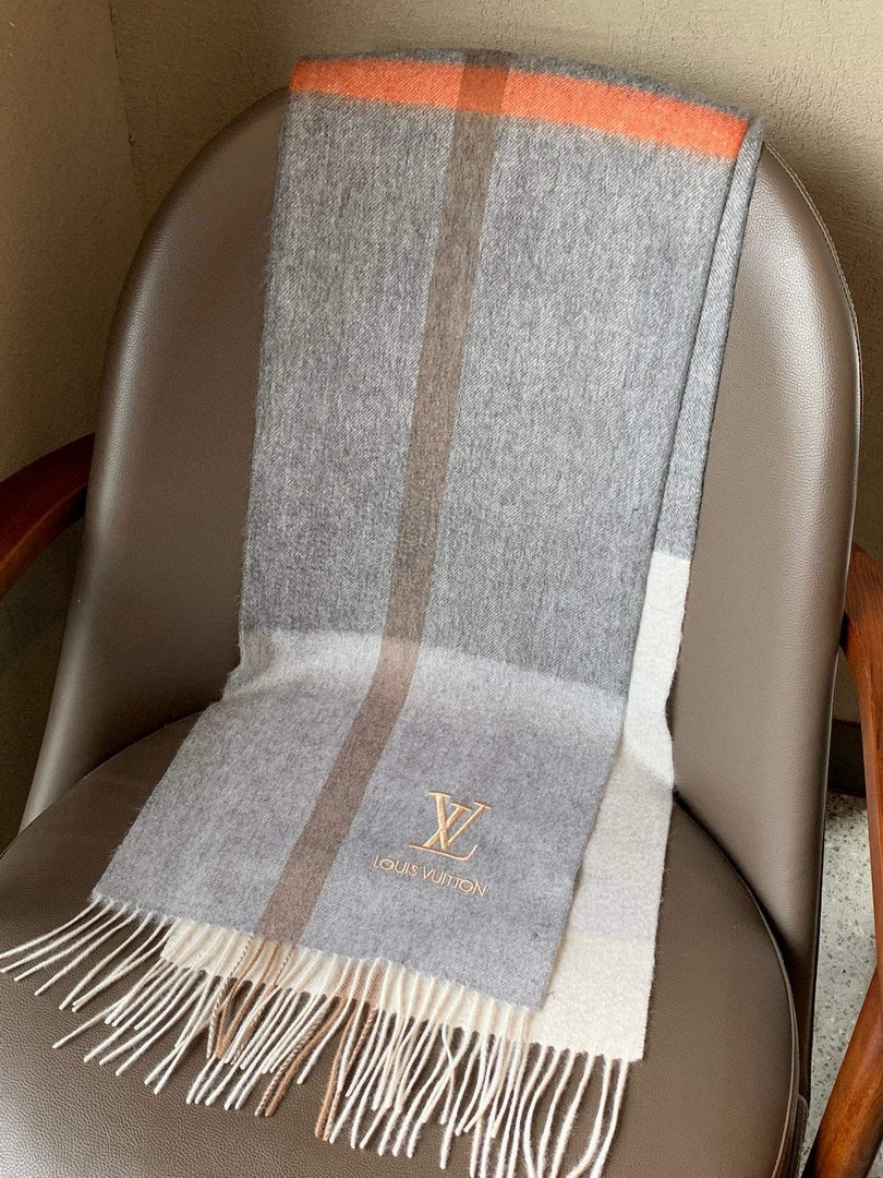 LV M77935 Louis Vuitton LV Varsity Scarf L60213