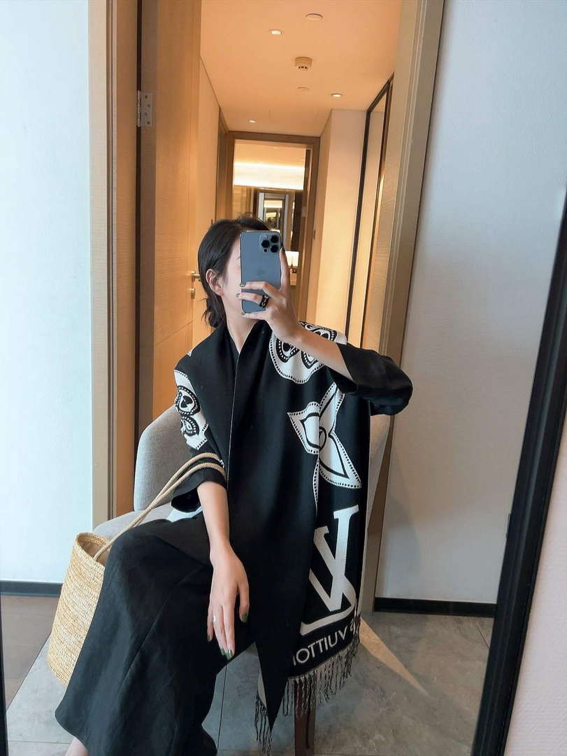LV M78120 Louis Vuitton The Ultimate Shine Scarf L60220