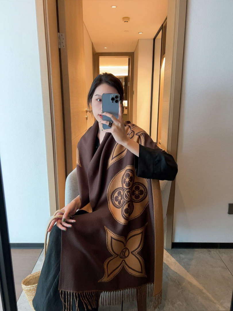 LV M78120 Louis Vuitton The Ultimate Shine Scarf L60221 - Default Title - View 1