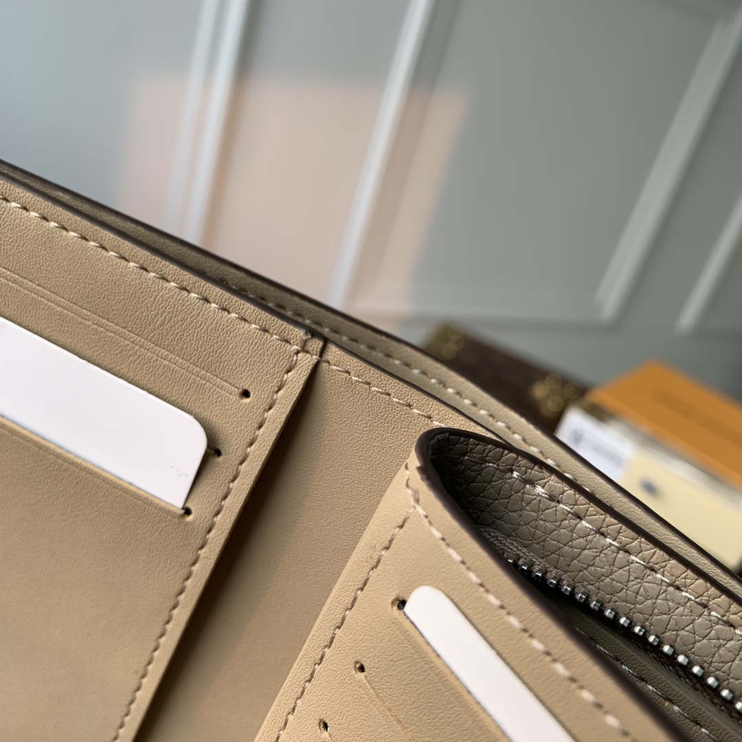 LV M80817 Louis Vuitton Cl¨¦a Wallet Mahina Galet