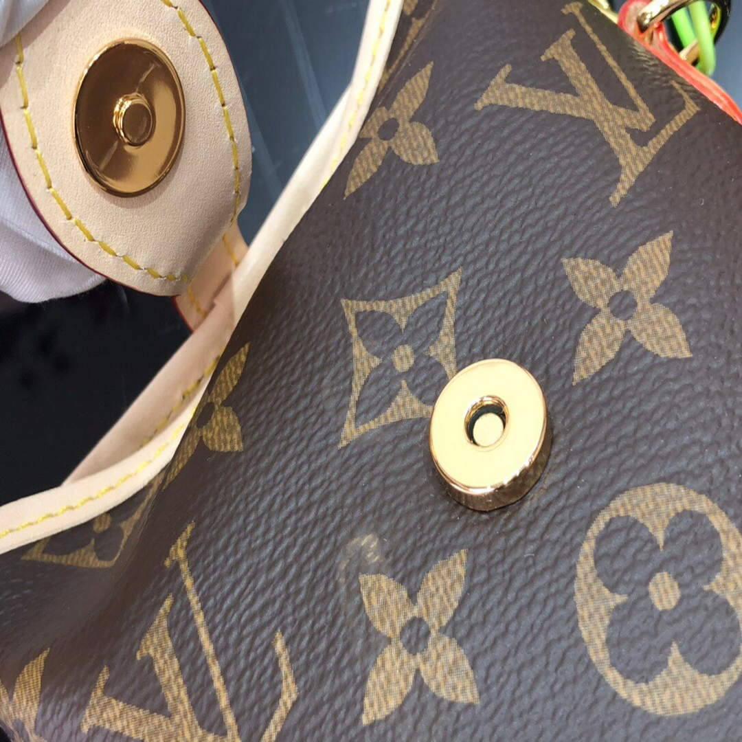 LV M80874 Louis Vuitton Fold Me Pouch