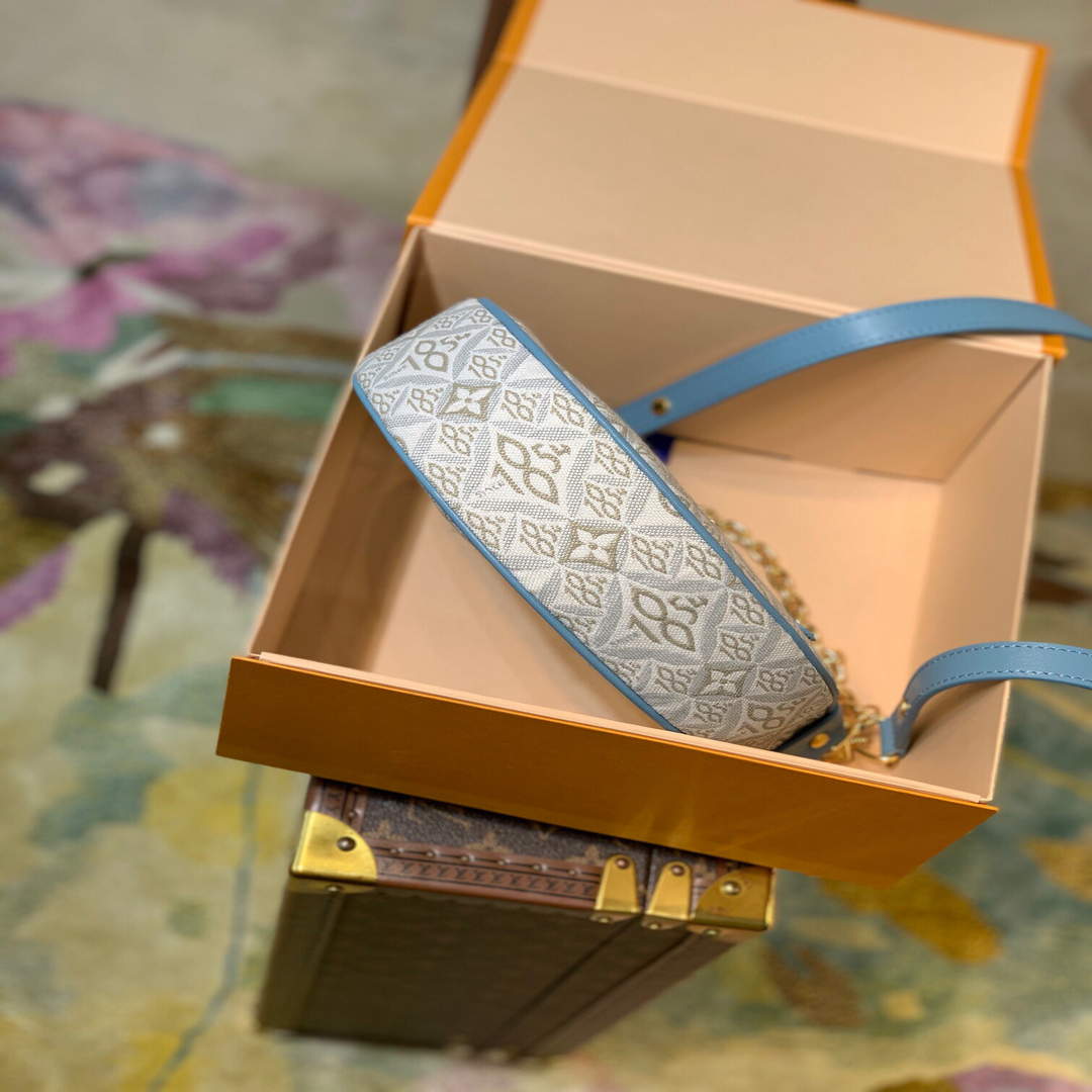 LV M81094 Louis Vuitton Loop Bag Ecru / Blue - Default Title - View 4