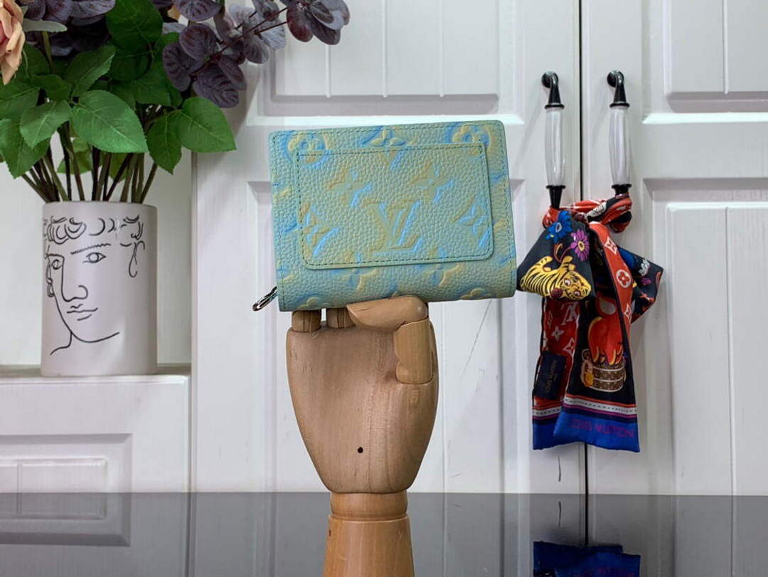LV M81529 Louis Vuitton Clea Wallet Vert d'eau Green