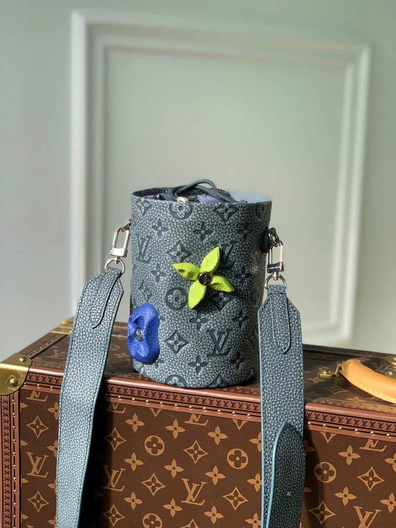 LV M81572 Louis Vuitton Chalk Pouch Bag Gray - Default Title - View 1