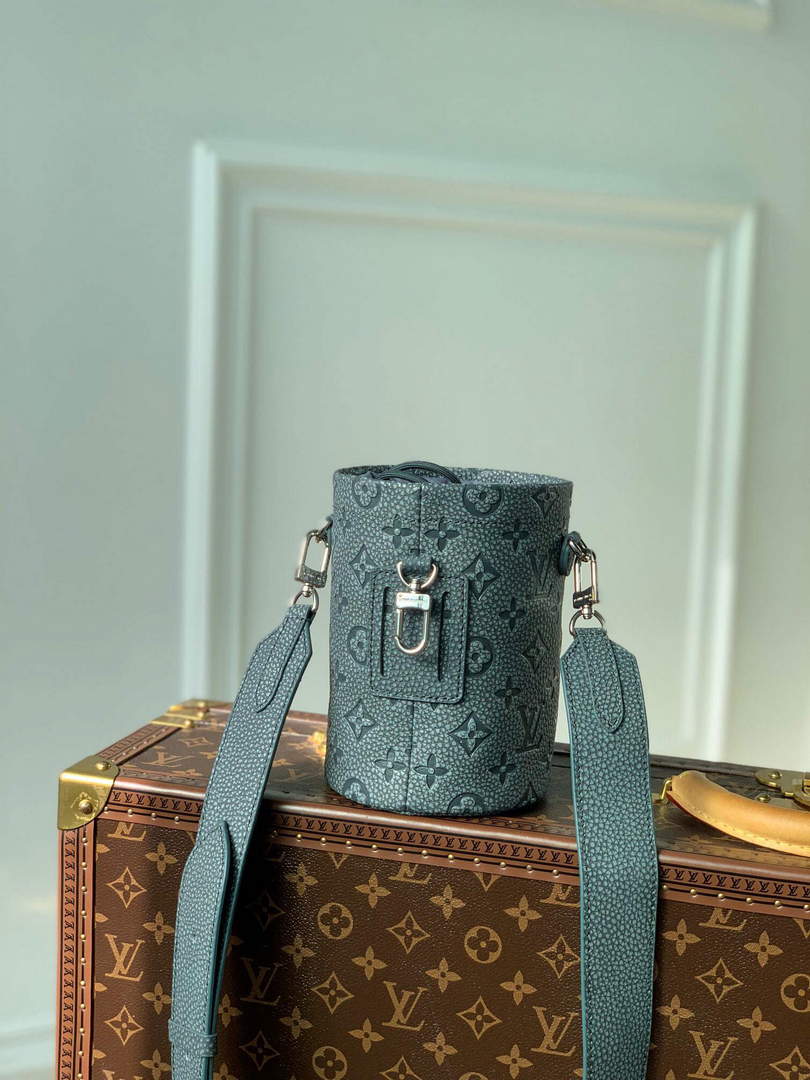 LV M81572 Louis Vuitton Chalk Pouch Bag Gray - Default Title - View 2