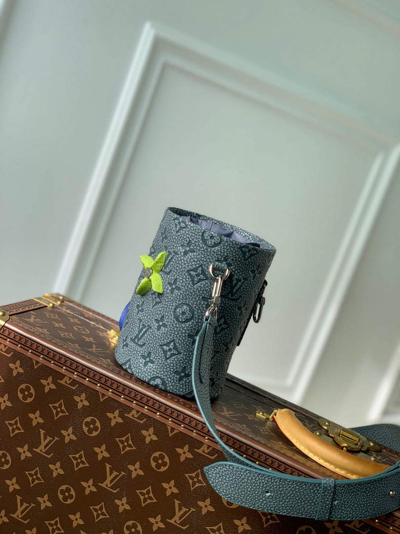 LV M81572 Louis Vuitton Chalk Pouch Bag Gray - Default Title - View 3