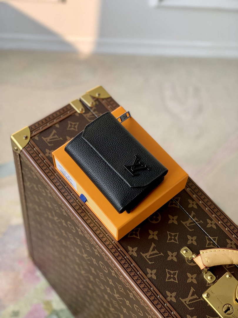 LV M81740 Louis Vuitton Pilot Wallet Black