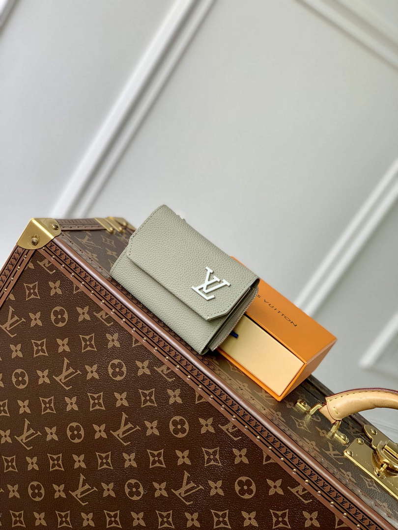 LV M82410 Louis Vuitton Slender Pilot Sage - Default Title - View 1