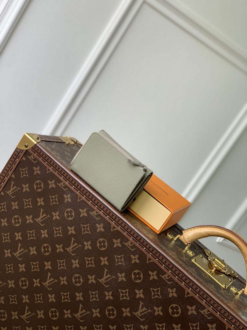 LV M82410 Louis Vuitton Slender Pilot Sage
