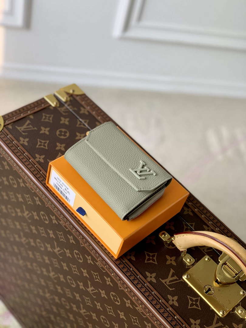 LV M82410 Louis Vuitton Slender Pilot Sage