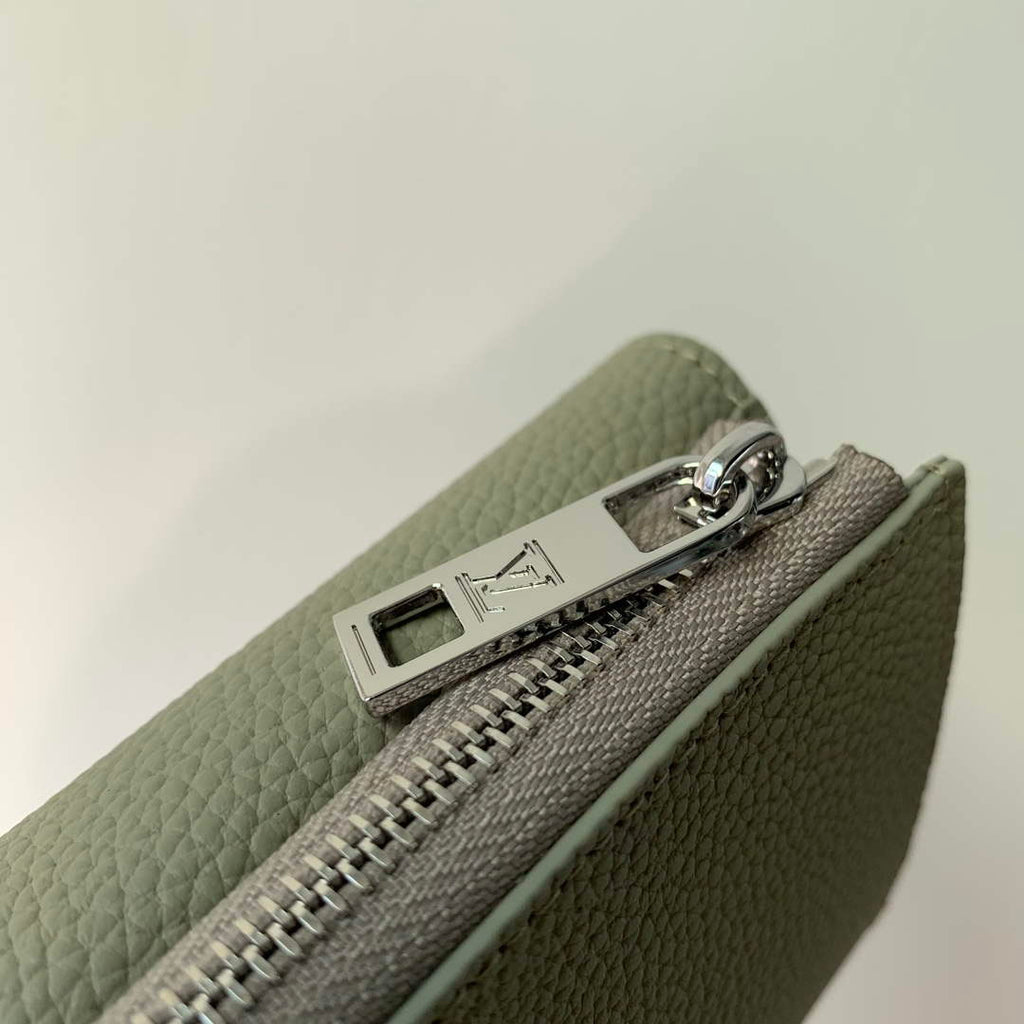 LV M82410 Louis Vuitton Slender Pilot Sage