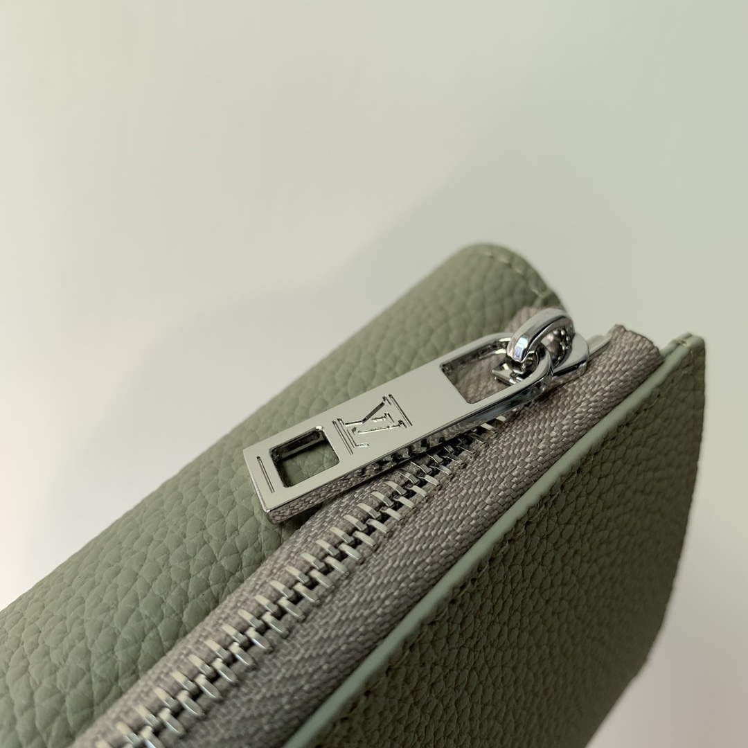 LV M82410 Louis Vuitton Slender Pilot Sage